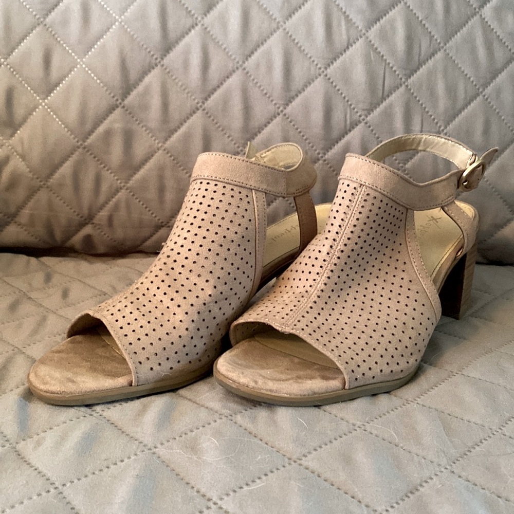 Great condition. Light tan pair of Xappeal sandals.